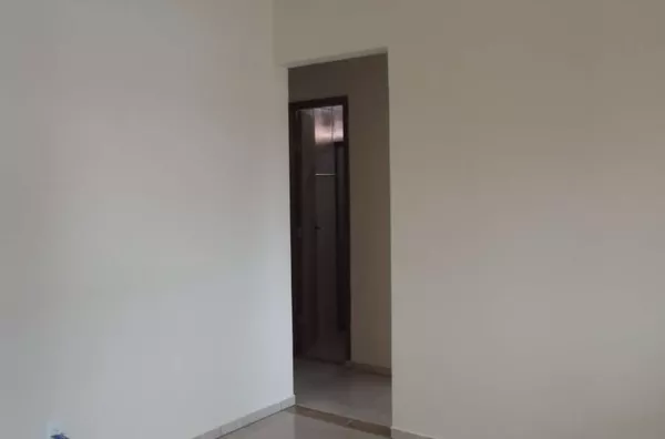 Casa em alvenaria contendo 03 quartos, sala, cozinha, wc, área de serviço, área de churrasqueira e garagem. - Foto 5