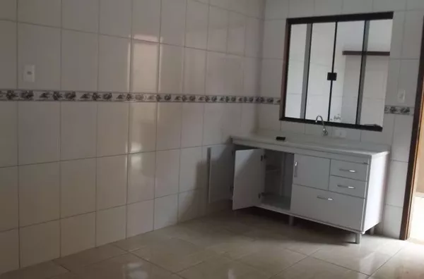 Casa em alvenaria contendo 03 quartos, sala, cozinha, wc, área de serviço, área de churrasqueira e garagem. - Foto 6