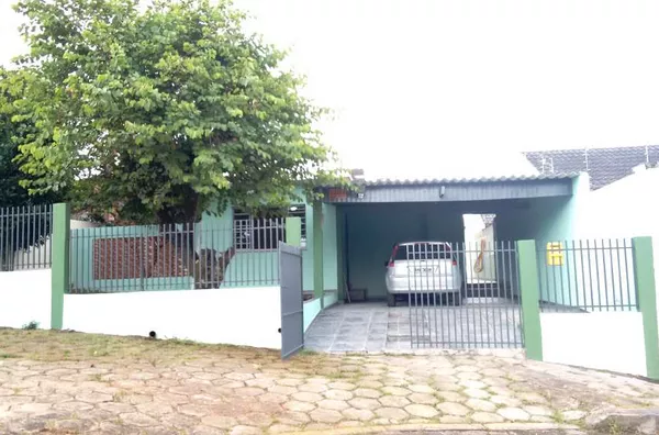 Casa em alvenaria contendo 02 quartos, 02 suítes, sendo 01 com banheira de hidromassagem, 01 wc social, sala, cozinha com armários planejados, área de churrasqueira, com lavanderia, canil e garagem.  Obs: Reforma completa no imóvel feita no ano de 2008, t - Foto 1