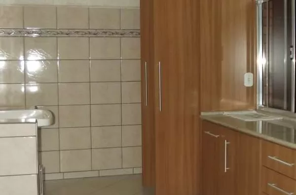 Casa em alvenaria, contendo 03 quartos, sendo 01 externo, sala, cozinha, wc, lavanderia, área de churrasqueira com wc e garagem. - Foto 5