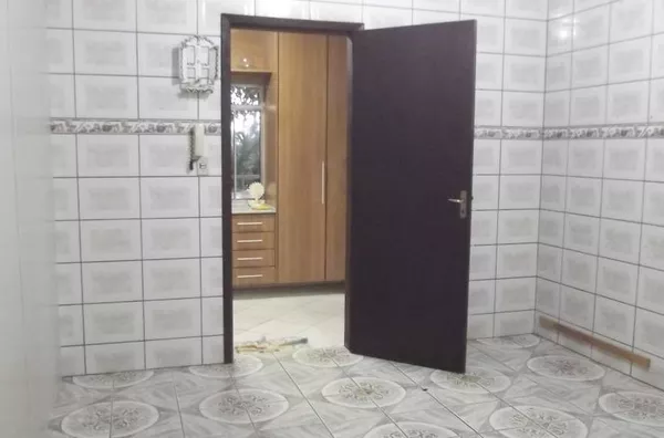 Casa em alvenaria, contendo 03 quartos, sendo 01 externo, sala, cozinha, wc, lavanderia, área de churrasqueira com wc e garagem. - Foto 6