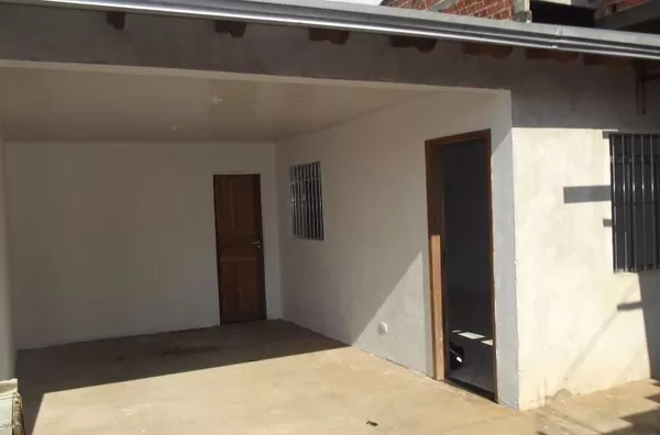 Casa em alvenaria contendo 03 quartos, sala, cozinha, wc, área de serviço, garagem coberta com portão elétrico, área de churrasqueira. - Foto 1
