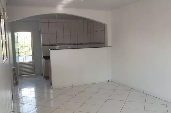 Casa em alvenaria contendo 03 quartos, sala, cozinha, wc, área de serviço, garagem coberta com portão elétrico, área de churrasqueira. - Foto 3
