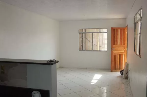 Casa em alvenaria contendo 03 quartos, sala, cozinha, wc, área de serviço, garagem coberta com portão elétrico, área de churrasqueira. - Foto 4