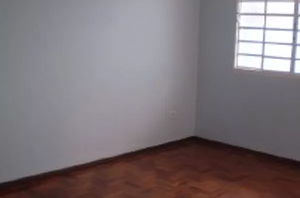 Casa em alvenaria contendo 02 quartos,01 suíte,sala,copa,wc social,cozinha com armários,garagem fechada para 02 carros,dependência de empregada,área de serviço e churrasqueira. - Foto 4