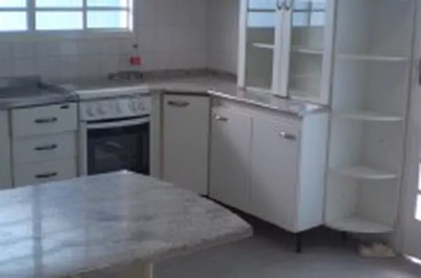 Casa em alvenaria contendo 02 quartos,01 suíte,sala,copa,wc social,cozinha com armários,garagem fechada para 02 carros,dependência de empregada,área de serviço e churrasqueira. - Foto 5