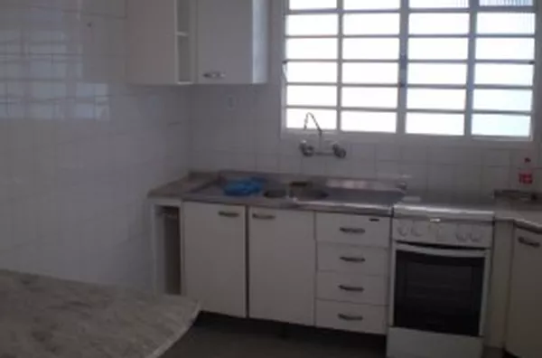 Casa em alvenaria contendo 02 quartos,01 suíte,sala,copa,wc social,cozinha com armários,garagem fechada para 02 carros,dependência de empregada,área de serviço e churrasqueira. - Foto 6