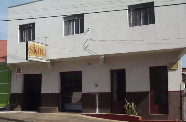 Sala comercial  com 1 porta de aço, com 3 repartições, sendo 1 ao ar livre com 50,00 m², 2 banheiros e 1 cozinha. - Foto 1