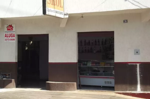 Sala comercial  com 1 porta de aço, com 3 repartições, sendo 1 ao ar livre com 50,00 m², 2 banheiros e 1 cozinha. - Foto 2