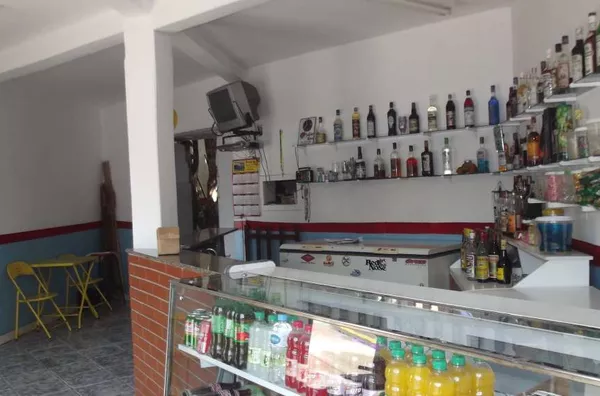 Sala comercial  com 1 porta de aço, com 3 repartições, sendo 1 ao ar livre com 50,00 m², 2 banheiros e 1 cozinha. - Foto 4
