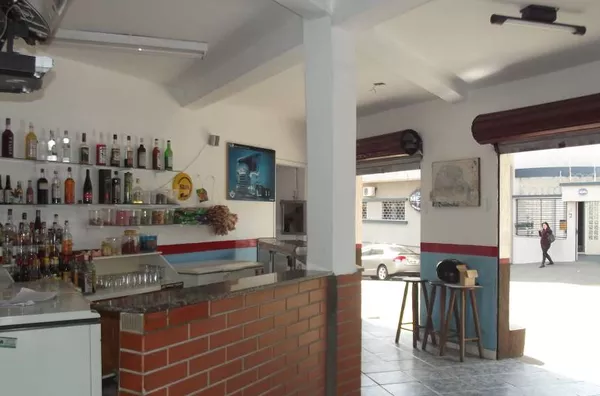 Sala comercial  com 1 porta de aço, com 3 repartições, sendo 1 ao ar livre com 50,00 m², 2 banheiros e 1 cozinha. - Foto 5