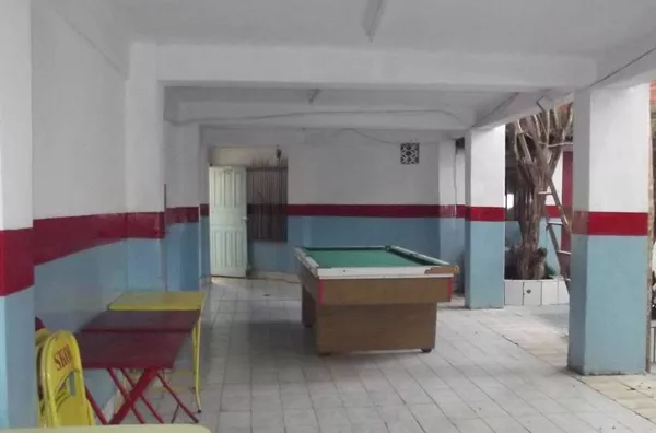 Sala comercial  com 1 porta de aço, com 3 repartições, sendo 1 ao ar livre com 50,00 m², 2 banheiros e 1 cozinha. - Foto 6