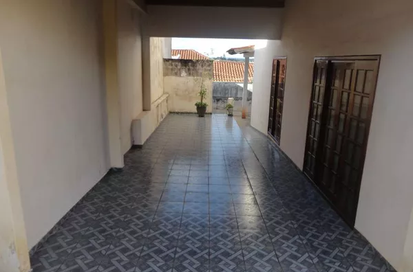 Casa em alvenaria, contendo 02 quartos,01 suíte, sala de visita, sala de tv,copa, cozinha,wc social, quarto de despejo,lavanderia, garagem - Foto 3