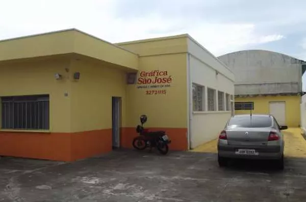 Sala comercial contendo 01 escritório com móveis, 02 banheiros, quarto de despejo, garagem e estacionamento. - Foto 1