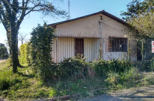 Casa em alvenaria contendo 05 quartos, sala, copa, cozinha, wc social, área da churrasqueira, wc externo, lavanderia e garagem. - Foto 2