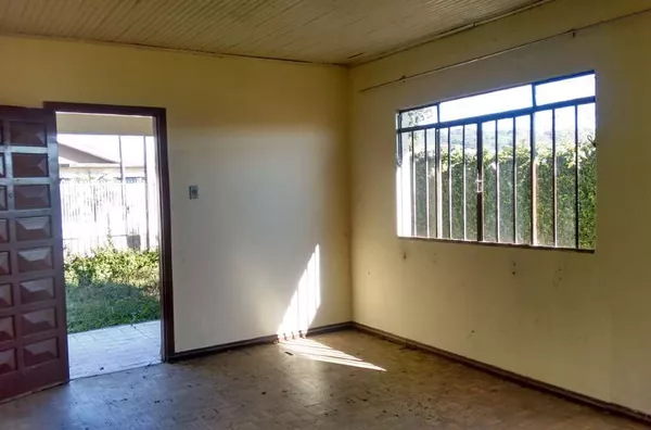 Casa em alvenaria contendo 05 quartos, sala, copa, cozinha, wc social, área da churrasqueira, wc externo, lavanderia e garagem. - Foto 3