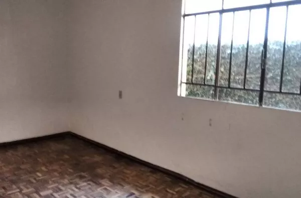 Casa em alvenaria contendo 05 quartos, sala, copa, cozinha, wc social, área da churrasqueira, wc externo, lavanderia e garagem. - Foto 4