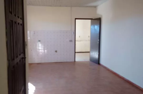 Casa em alvenaria contendo 05 quartos, sala, copa, cozinha, wc social, área da churrasqueira, wc externo, lavanderia e garagem. - Foto 5