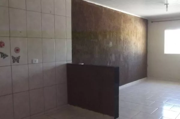 Casa em alvenaria com 3 quartos, sala, cozinha, banheiro, lavanderia e churrasqueira com forno e fogão a lenha, entrada para carro. - Foto 4
