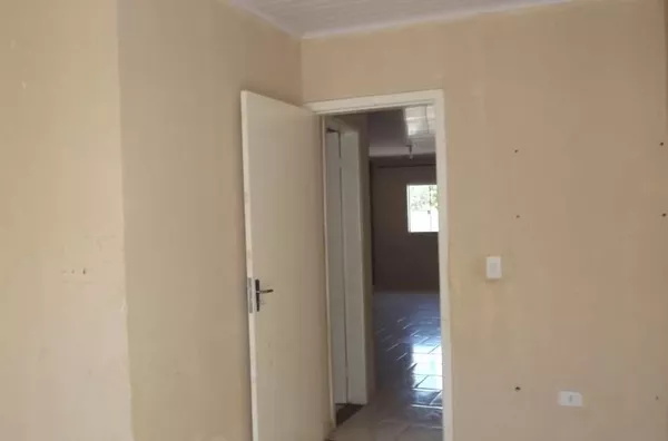 Casa em alvenaria com 3 quartos, sala, cozinha, banheiro, lavanderia e churrasqueira com forno e fogão a lenha, entrada para carro. - Foto 6