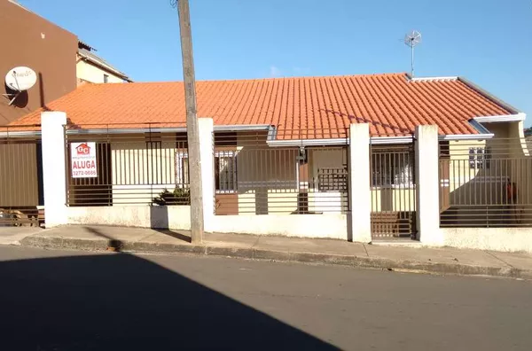 Casa residencial em alvenaria contendo 02 quartos, 01 suíte, sala, copa, cozinha, wc social, lavanderia, garagem p/ 3 carros. Área do terreno: 420,00 m². - Foto 1