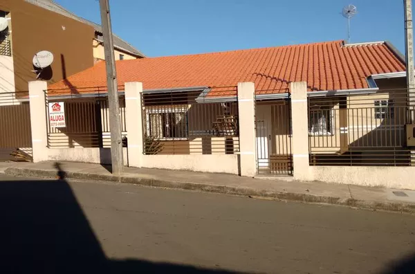 Casa residencial em alvenaria contendo 02 quartos, 01 suíte, sala, copa, cozinha, wc social, lavanderia, garagem p/ 3 carros. Área do terreno: 420,00 m². - Foto 2