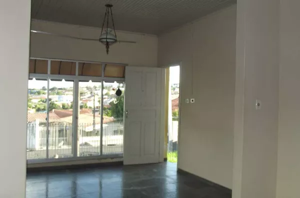Casa residencial em alvenaria,contendo 03 quartos,02 salas,cozinha,02 banheiros, área de serviço, garagem, churrasqueira, wc da churrasqueira,quartos externo,canil. - Foto 4
