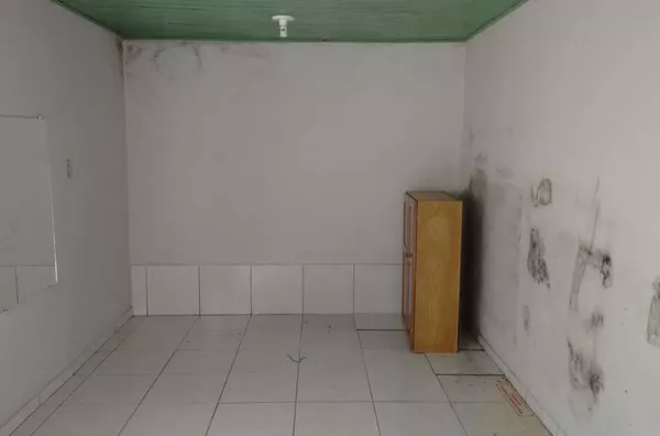 Casa em alvenaria de fundos contendo 1 quarto,cozinha e sala conjugada, banheiro, area de serviço. - Foto 3