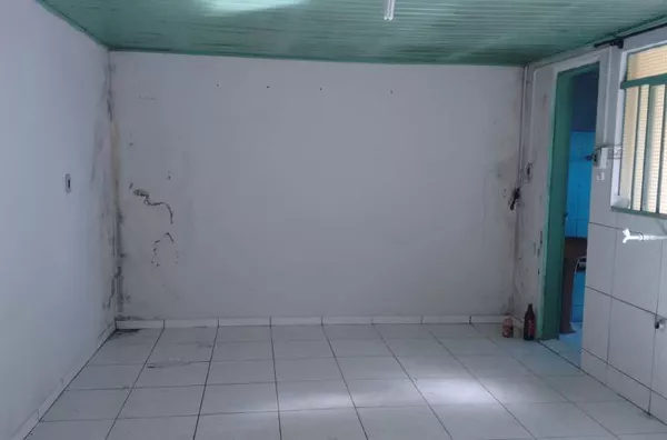 Casa em alvenaria de fundos contendo 1 quarto,cozinha e sala conjugada, banheiro, area de serviço. - Foto 4
