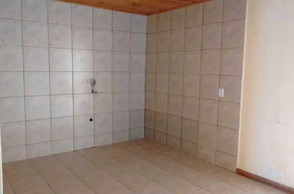 Casa em alvenaria contendo 02 quartos, sala, cozinha, wc, quarto despejo e garagem. - Foto 4