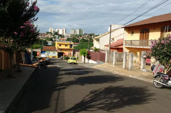 Sobrado contendo 03 quartos, 01 suíte c/ hidromassagem, 02 salas de TV, sala de visita, sala de jantar, cozinha planejada,  wc social, lavabo, quarto de despejo, lavanderia, área de churrasqueira com wc, garagem p/ 02 carros espaço p/ + 02 carros; totalme - Foto 2