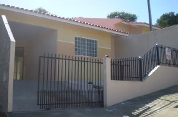 Casa em alvenaria contendo 02 quartos,sala e cozinha conjugada, banheiro, lavanderia e garagem. - Foto 1