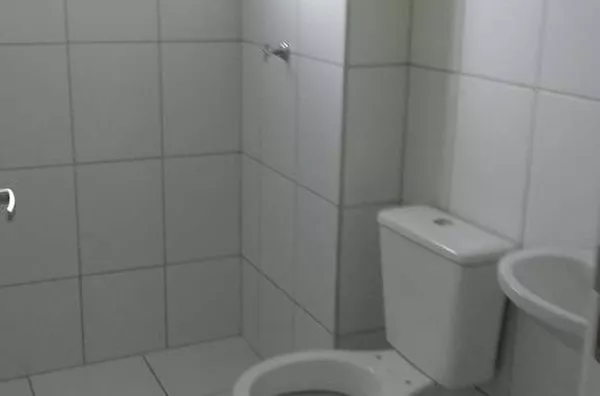 Apartamento residencial em Alvenaria contendo 03 quartos, sala, cozinha, banheiro, área de serviço e garagem. - Foto 5