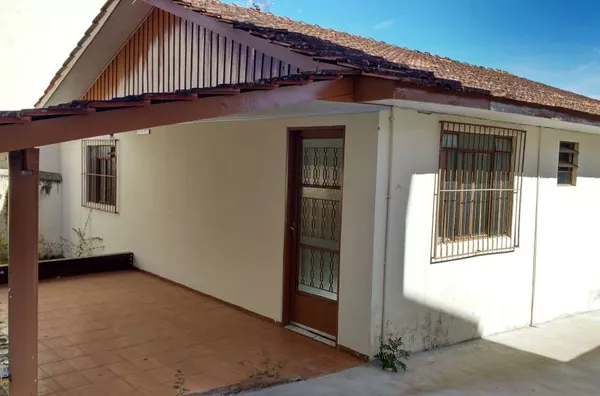 Casa em alvenaria contendo 03 quartos, sala, cozinha,02 wc's, área de serviço com quarto de despejo, garagem p/ 03 carros. - Foto 1