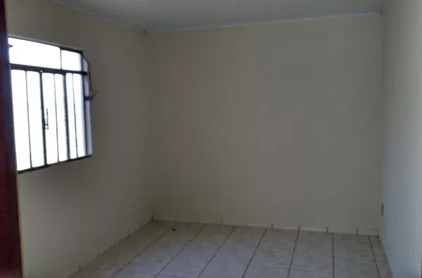 Casa em alvenaria contendo 03 quartos, sala, cozinha,02 wc's, área de serviço com quarto de despejo, garagem p/ 03 carros. - Foto 4