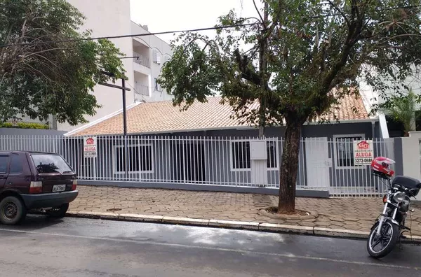 Casa comercial em alvenaria com 125,00 m², contendo 05 salas, 03 banheiros, sendo um adaptado para cadeirante - Localização e espaço próprio p/ Clinicas e ou Escritórios, próximo a Hospitais e Clinicas. - Foto 1