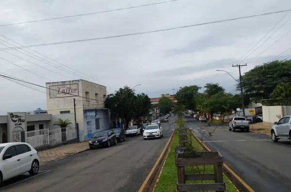 Casa comercial em alvenaria com 125,00 m², contendo 05 salas, 03 banheiros, sendo um adaptado para cadeirante - Localização e espaço próprio p/ Clinicas e ou Escritórios, próximo a Hospitais e Clinicas. - Foto 2