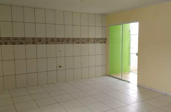 Casa residencial em alvenaria contendo 03 quartos, sala/cozinha conjugada, banheiro, área de serviço e garagem - Foto 3