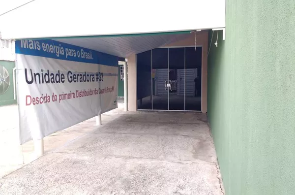 Casa residencial em alvenaria com 02 quartos, sala, cozinha, banheiro, lavanderia despensa e garagem ampla. COM PORTÃO E ELETRÔNICO, CERCA ELÉTRICA, MUROS ALTOS. - Foto 2