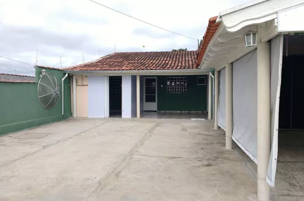 Casa residencial em alvenaria com 02 quartos, sala, cozinha, banheiro, lavanderia despensa e garagem ampla. COM PORTÃO E ELETRÔNICO, CERCA ELÉTRICA, MUROS ALTOS. - Foto 3