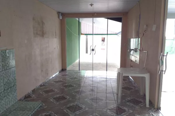 Casa residencial em alvenaria com 02 quartos, sala, cozinha, banheiro, lavanderia despensa e garagem ampla. COM PORTÃO E ELETRÔNICO, CERCA ELÉTRICA, MUROS ALTOS. - Foto 4