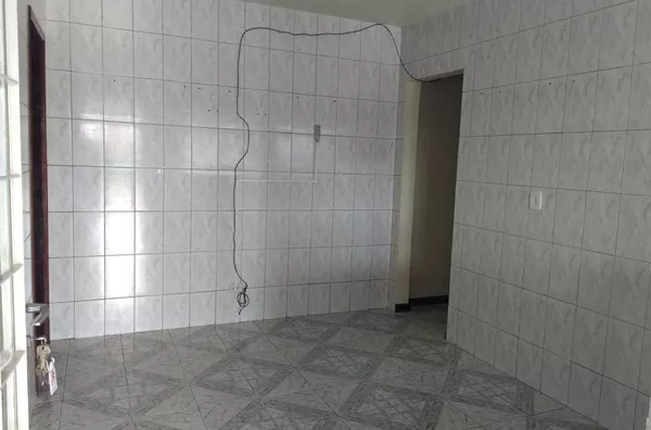 Casa residencial em alvenaria com 02 quartos, sala, cozinha, banheiro, lavanderia despensa e garagem ampla. COM PORTÃO E ELETRÔNICO, CERCA ELÉTRICA, MUROS ALTOS. - Foto 5