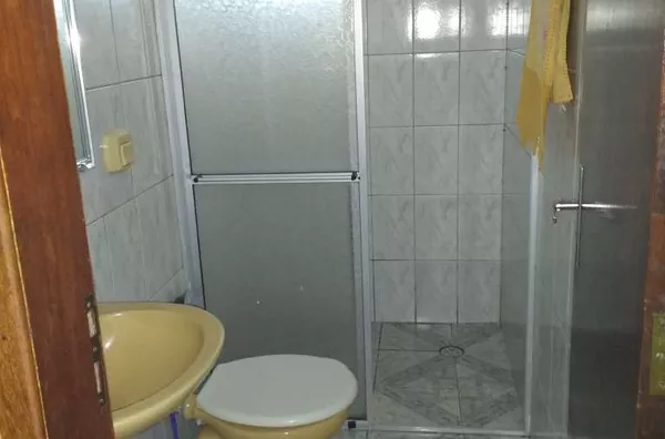 Casa residencial em alvenaria com 02 quartos, sala, cozinha, banheiro, lavanderia despensa e garagem ampla. COM PORTÃO E ELETRÔNICO, CERCA ELÉTRICA, MUROS ALTOS. - Foto 6