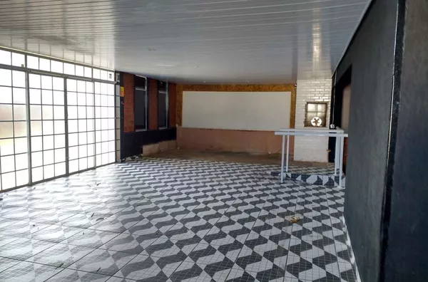 Sala Comercial em alvenaria com portas de vidro,contendo 02 salas sendo 01 grande, cozinha e 02 wc's. - Foto 2