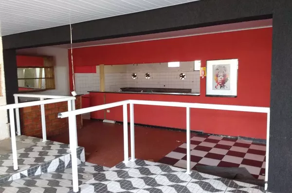 Sala Comercial em alvenaria com portas de vidro,contendo 02 salas sendo 01 grande, cozinha e 02 wc's. - Foto 3