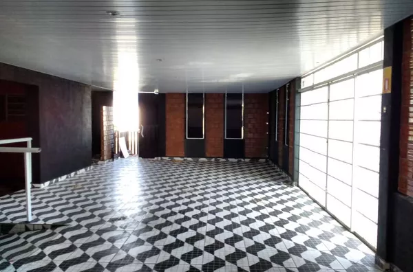 Sala Comercial em alvenaria com portas de vidro,contendo 02 salas sendo 01 grande, cozinha e 02 wc's. - Foto 4