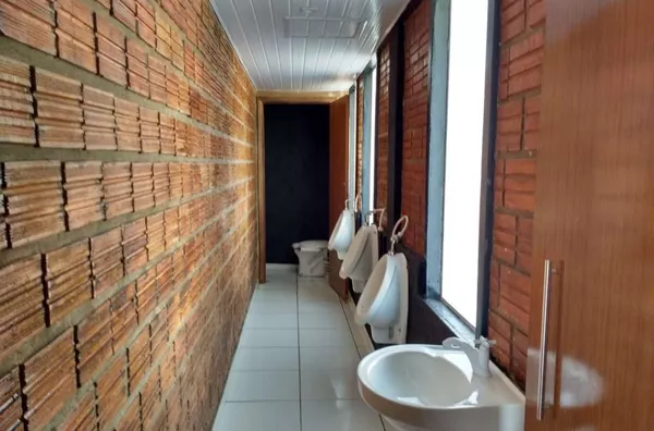 Sala Comercial em alvenaria com portas de vidro,contendo 02 salas sendo 01 grande, cozinha e 02 wc's. - Foto 5