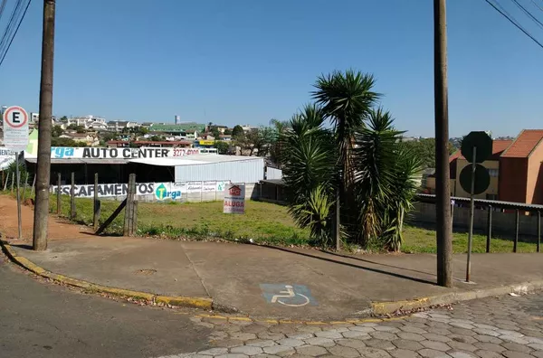 Lotes de terreno urbano de nrs. 01 e 12 da quadra 104, do loteamento Cidade Nova, medindo 22,00 m por 30,00 m, totalizando 660,00 m2, sem benfeitorias.