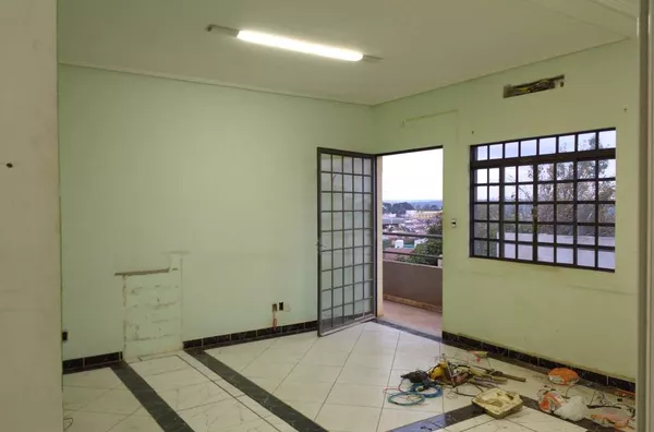 Apartamento comercial com 01 sala de reunião, 01 sala de recepção, 03 salas de escritório, 01 wc e sacada. - Foto 3