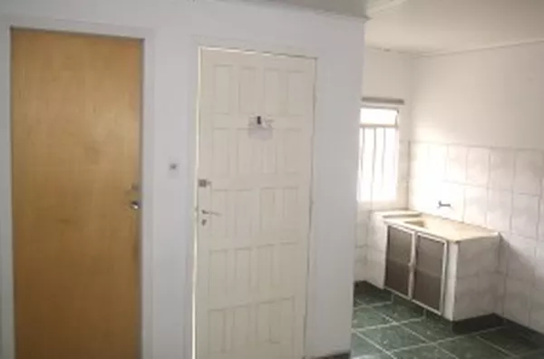 Casa em alvenaria, contendo 01 quarto grande, sala, cozinha, wc e área de serviço, entrada separada.  Obs: Sem crianças e animais. - Foto 3